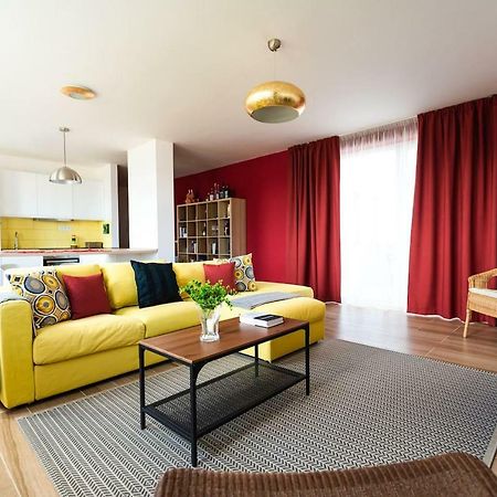 Private 5 Star 3 Room Flat And In-Door Pkg 니트라 외부 사진