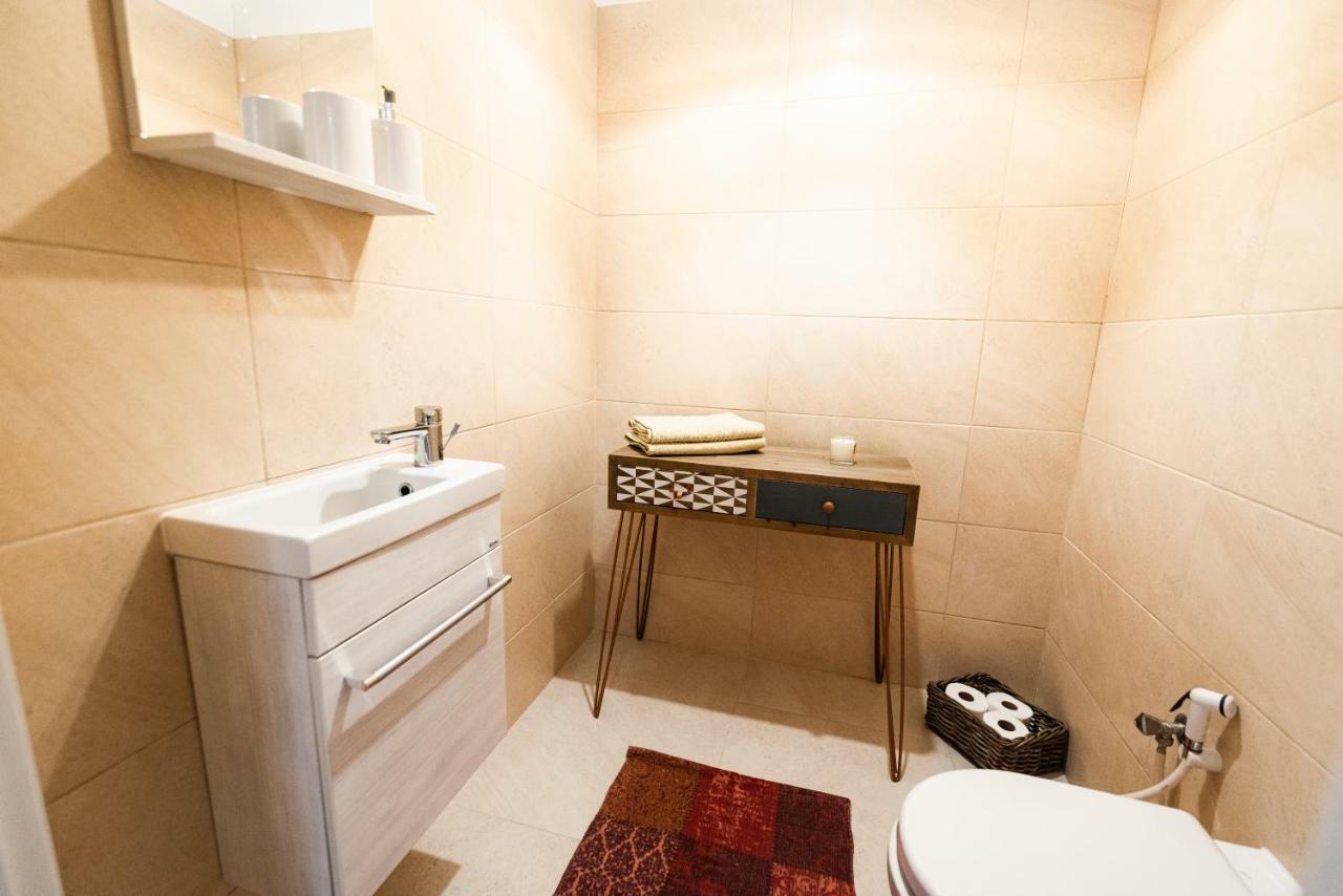 Private 5 Star 3 Room Flat And In-Door Pkg 니트라 외부 사진