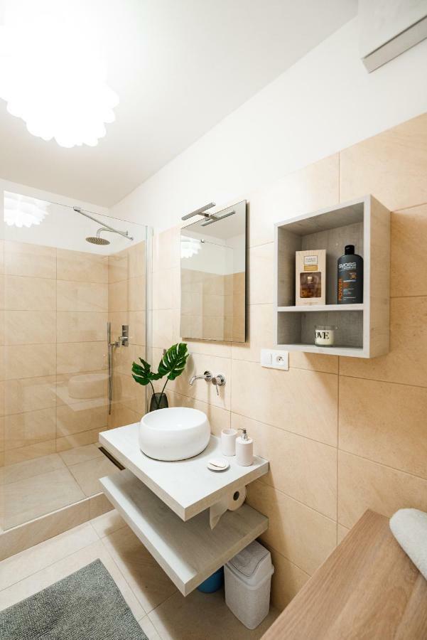 Private 5 Star 3 Room Flat And In-Door Pkg 니트라 외부 사진