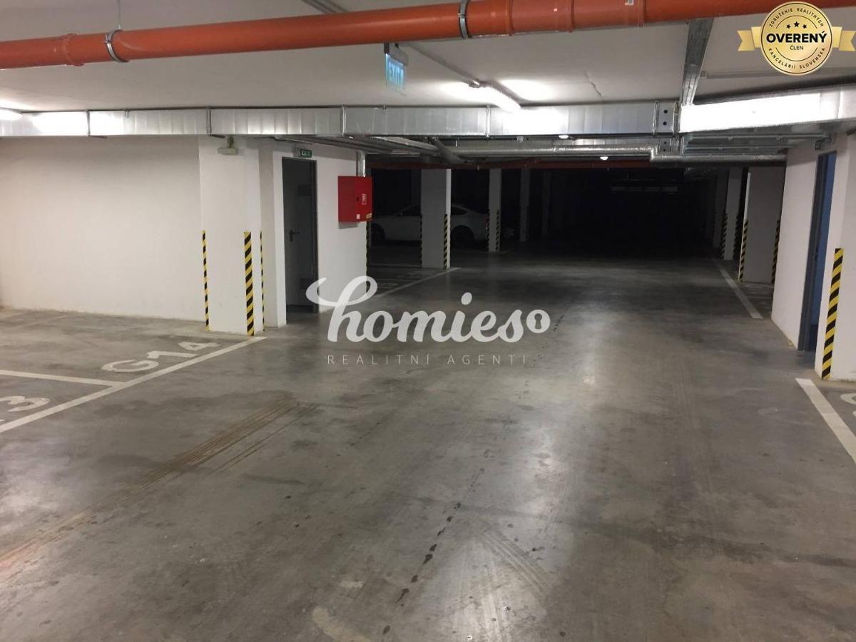 Private 5 Star 3 Room Flat And In-Door Pkg 니트라 외부 사진